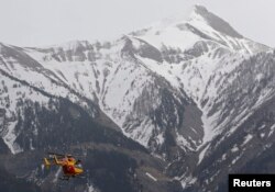 Trực thăng cứu hộ bay về phía dãy núi Alps của Pháp.