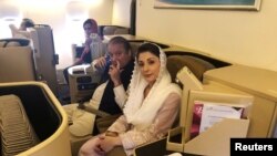 سابق وزیرِ اعظم نواز شریف اور ان کی صاحبزادی مریم نواز ابو ظہبی سے لاہور جانے والی پرواز میں اپنی نشستوں پر بیٹھے ہوئے ہیں۔