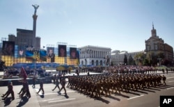 Binh sĩ Ukraine duyệt binh trên phố Khreshchatyk kỷ niệm Ngày độc lập ở thủ đô Kyiv, Ukraine, ngày 24/8/2015.