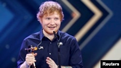 Ed Sheeran với giải 'Golden Camera' ('Die Goldene Kamera') của tạp chí truyền hình 'Hoer Zu' của Đức ở Hamburg, 4/3/2017.