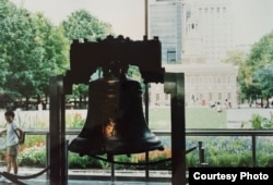 Chuông Tự do đặt trước Independence Hall (ảnh Bùi Văn Phú)