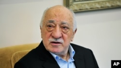 Giáo sĩ Gulen nói rằng ông không tham gia vào cuộc đảo chính và ông lên án bạo lực.