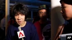 Amos Yee trả lời phỏng vấn báo chí sau khi rời tòa năm 2015.