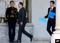 Tổng thống Pháp Francois Hollande và Thủ tướng Manuel Valls đi vào điện Elysee sau cuộc họp nội các hàng tuần, ngày 18/11/2015.