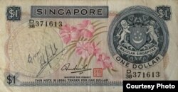 Đồng tiền người lính Singapore ký tặng tác giả để làm kỷ niệm (ảnh Bùi Văn Phú)