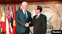 Phó Tổng thống Mỹ Mike Pence (bên trái) và Tổng Thư ký ASEAN Lê Lương Minh tại trụ sở ASEAN ở Jakarta, Indonesia, ngày 20/4/2017.