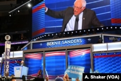 Cựu ứng cử viên tổng thống Đảng Dân chủ Bernie Sanders trên sân khấu trong ngày đầu tiên của Đại hội Toàn quốc Đảng Dân chủ ở Philadelphia, ngày 25 tháng 7 năm 2016.