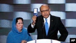 Ông Khizr Khan phát biểu trong ngày cuối cùng của Đại hội Đảng Dân chủ toàn quốc ở Philadelphia, ngày 28/7/2016.