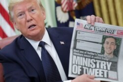 Tổng thống Mỹ Donald Trump cầm một tờ New York Post hồi tháng 5/2020