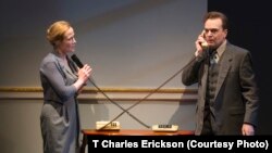 Jennifer Ehle và Jefferson Mays trong một cảnh của vở kịch OSLO.