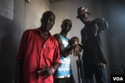 Ca sĩ nhạc rap Nam Sudan Lual D'awol chụp ảnh cùng các nghệ sĩ hip-hop trong phòng thu ở Juba, ngày 4 tháng 6 năm 2016.