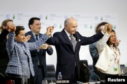 Laurent Fabius, chủ tịch hội nghị biến đổi khí hậu tàn cầu COP21, sau khi tuyên bố đạt được thỏa thuận ở Paris, ngày 12 tháng 12, 2015