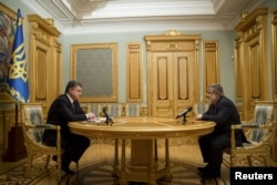 Tổng thống Petro Poroshenko (trái) và ông Ihor Kolomoisky trong cuộc gặp ở Kiev 25/3/2015.