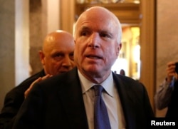 Thượng nghị sĩ Mỹ John McCain sau một cuộc họp tại Thượng viện.