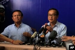 Lãnh đạo Đảng Cứu nguy Dân tộc Campuchia đối lập, ông Sam Rainsy (phải) trong một cuộc họp báo tại Phnom Penh.