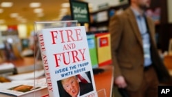 Quyển sách Fire and Fury - Lửa Thịnh Nộ - Bên trong Tòa Bạch Ốc của TT Trump - bán chạy như tôm tươi ở thủ đô Washington