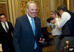 Thượng nghị sĩ Chuck Schumer từ New York, Lãnh đạo Thiểu số Dân chủ Thượng viện, bước tới nghị trường Thượng viện sau một cuộc họp kín với các thượng nghị sĩ Dân chủ, trong Điện Capitol, ngày 19 tháng 1, 2018, ở Washington