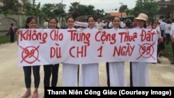 Hình ảnh cuộc biểu tình chống Luật Đặc khu và Luật An ninh Mạng tại Giáo hạt Văn Hạnh, Hà Tĩnh. Các nguồn tin cho VOA Việt Ngữ biết rằng "đám đông giáo dân lên tới hàng nghìn người" tham gia cuộc phản đối ôn hòa.