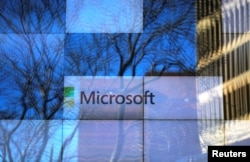 Tư liệu- Một ảnh quảng cáo trên màn ảnh lớn tại văn phòng Microsoft ở Cambridge, bang Massachusetts, Hoa Kỳ.