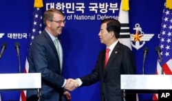 Bộ trưởng Quốc phòng Nam Triều Tiên Han Min Koo và Bộ trưởng Quốc phòng Hoa Kỳ Ashton Carter hôm 7/1 đã bàn tới những biện pháp ứng phó mà liên minh Mỹ-Hàn đang xem xét, ngoài việc thực hiện những cuộc thao dượt chung. (Ảnh tư liệu)