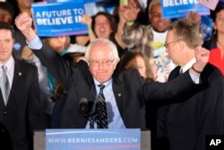 Bernie Sanders New Hampshire'da zafer konuşmasını yaparken