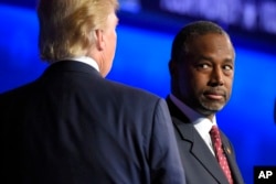 Ben Carson và Donald Trump (trái) trong cuộc tranh luận của những ứng cử viên Đảng Cộng hòa do đài CNBC tổ chức, ngày 28 tháng 10, 2015.