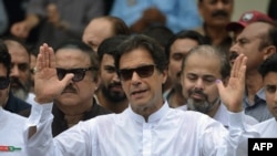 عمران خان بدھ کو اسلام آباد کے ایک پولنگ اسٹیشن میں اپنا ووٹ ڈالنے کے بعد صحافیوں سے گفتگو کر رہے ہیں۔