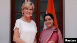 Ngoại trưởng Úc Julie Bishop bắt tay với Ngoại trưởng Ấn độ Sushma Swaraj (phải) trước cuộc họp tại New Delhi, Ấn độ, ngày18/7/2017.