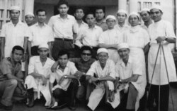 Hình chụp năm 1963 tại một bệnh viện Sài Gòn, thuộc khóa Y khoa 1959-1965; hàng ngồi, từ trái: Đỗ Thức Diêu, Nguyễn Văn Lâm, Nguyễn Ngọc Trân, Đinh Xuân Dũng, Lê Khắc Minh, Huỳnh Ngọc Phương; hàng đứng, từ trái: Trần Tiễn Huyến, Nghiêm Sỹ Tuấn, Huỳnh Trúc Lâm, Trần Bá Cơ, Nguyễn Hoàng Hải, Tôn Thất Chiểu, Nguyễn Tiến Hải, Dương Hữu Thành, Đinh Hà, Lê Hữu Lộc, Nguyễn Anh Tuấn, Ngô Thanh Quế. (riêng trong nhóm này thì đã có: Nghiêm Sỹ Tuấn, Đỗ Thức Diêu, Nguyễn Văn Lâm, Nguyễn Anh Tuấn, Ngô Thanh Quế đã qua đời.) [tư liệu của BS Đặng Vũ Vương, ghi chú hình của BS Nguyễn Hoàng Hải]