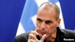 Bộ trưởng Tài chính Hy Lạp Yanis Varoufakis nói chuyện trong một cuộc họp báo ở Brussels