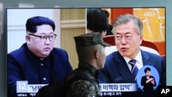 Truyền hình Hàn Quốc đăng hình Lãnh tụ Triều Tiên Kim Jong Un và Tổng thống Hàn Quốc Moon Jae-in.