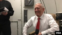 Ông Jim Mattis trên chuyên cơ trong chuyến công du Đông Nam Á. (Photo: B. Gallo / VOA)