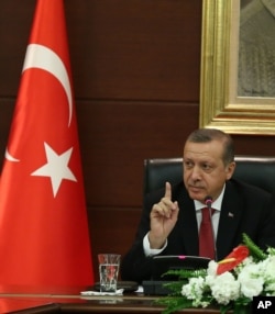 Thủ tướng Thổ Nhĩ Kỳ Erdogan nói chuyện với báo giới trong văn phòng riêng ở Ankara, 23/4/2014