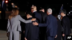 Phó Tổng thống Mike Pence cũng có mặt tại căn cứ Andrews đón các công dân Mỹ.