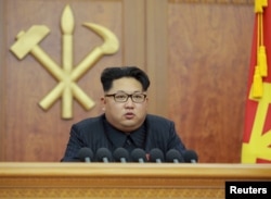 Lãnh tụ Bắc Triều Tiên Kim Jong Un đọc bài diễn văn đầu năm tại Bình Nhưỡng, ngày 1/1/2016.