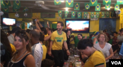 Các fan hâm mộ đội Brazil ngồi trong quán Faleva xem World Cup