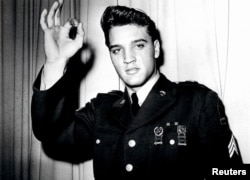 Ca sĩ Elvis Presley chụp hình trong bộ quân phục Hoa Kỳ. Elvis Presley gia nhập quân đội Hòa Kỳ tại Memphis, Tennessee, ngày 24 tháng 3 năm 1958.