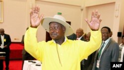 Tổng thống Yoweri Museveni, đã nắm quyền từ 30 năm, ra tranh cử với 7 đối thủ, nổi bật nhất là lãnh tụ đối lập Kizza Besigye, đã thất cử trước ông 3 lần trước đây.