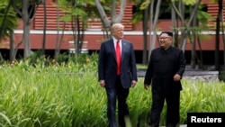 Tổng thống Mỹ Donald Trump (trái) và Lãnh đạo Triều Tiên Kim Jong Un gặp nhau tại hội nghị thượng đỉnh ở Singapore vào ngày 12/6/2018.