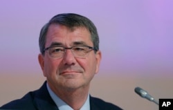 Bộ trưởng Quốc phòng Hoa Kỳ Ashton Carter nói tàu bè và máy bay của Mỹ hoạt động trong hải phận và không phận quốc tế sẽ tuyệt đối không chấp nhận những yêu cầu của Trung Quốc đòi họ ra khỏi những khu vực ở Biển Đông.