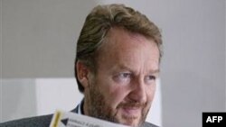 Ông Bakir Izetbegovic, ứng cử viên tổng thống đi bỏ phiếu tại một phòng phiếu trong thủ đô Sarajevo hôm Chủ nhật