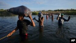 Migran Ayisyen travese rivye Bravo a 22 Sept. pou tounen nan Ciudad Acuna, Meksik apre yo kite Del Rio, Texas. 