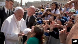 Đức Giáo Hoàng Francis và các giáo dân tại Quảng trường Thánh Phêrô ở Vatican.