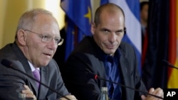 Bộ trưởng Tài chính Đức Wolfgang Schaeuble (trái) và Bộ tưởng Tài chính Hy Lạp Yanis Varoufakis nói chuyện tại cuộc họp báo chung ở Berlin, Đức, 5/2/15