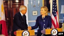 Ngoại trưởng Hoa Kỳ Hillary Clinton (phải) và Ngoại trưởng Philippin Del Rosario sau cuộc họp tại Bộ Ngoại giao Hoa Kỳ