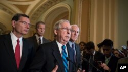 Thủ lãnh khối đa số tại Thượng viện Hoa Kỳ, ông Mitch McConnell và các nhà lập pháp tại điện Capitol ngày 11/7/2017.