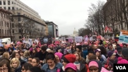 Mach Medam yo nan Washington DC samdi 21 janvye 2017, yon jou apre enstalasyon Prezidan Donald Trump nan tèt peyi Lèzetazini. Photo/VOA