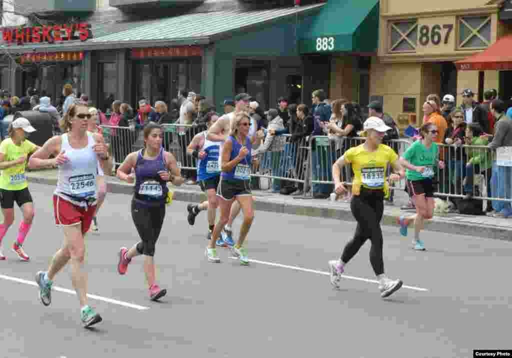 Ảnh nh&igrave;n xa của hai nghi can ở gần mức đến của cuộc đua Marathon ở Boston. (Ảnh: Bob Leonard)