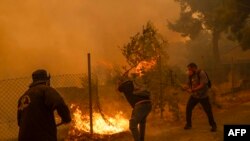 Bölge sakinleri, yangınlara kendi imkanlarıyla müdahale etmeye çalıştı.