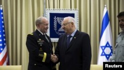 Tổng thống Israel Reuven Rivlin bắt tay với Chủ tịch Ban Tham mưu Liên quân Hoa Kỳ Martin Dempsey tại Jerusalem, ngày 10/6/2015.